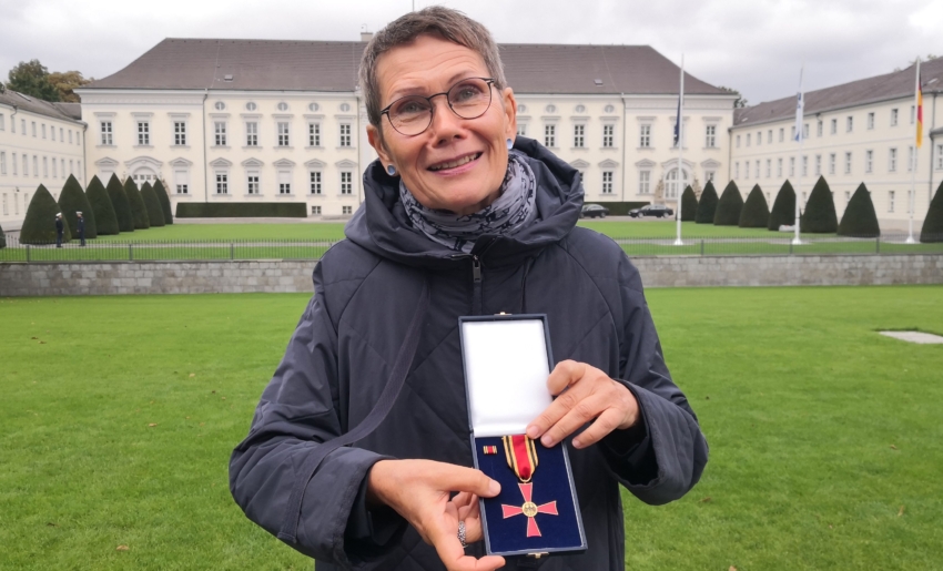 "Irrsinnig Menschlich e.V."-Gründerin Dr. Manuela Richter-Werling mit Bundesverdienstkreuz am Bande