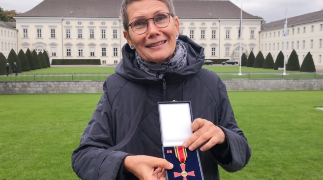 "Irrsinnig Menschlich e.V."-Gründerin Dr. Manuela Richter-Werling mit Bundesverdienstkreuz am Bande