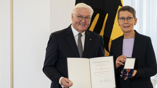 Bundespräsident Frank-Walter Steinmeier bei der Verleihung der Verdienstorden der Bundesrepublik Deutschland zum Tag der Deutschen Einheit unter dem Motto ‚Bildung und Zusammenhalt fördern, Demokratie stärken‘ im Schloss Bellevue, Manuela Richter-Werling