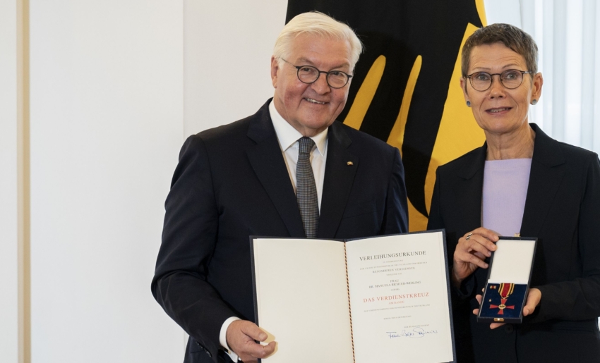 Bundespräsident Frank-Walter Steinmeier bei der Verleihung der Verdienstorden der Bundesrepublik Deutschland zum Tag der Deutschen Einheit unter dem Motto ‚Bildung und Zusammenhalt fördern, Demokratie stärken‘ im Schloss Bellevue, Manuela Richter-Werling