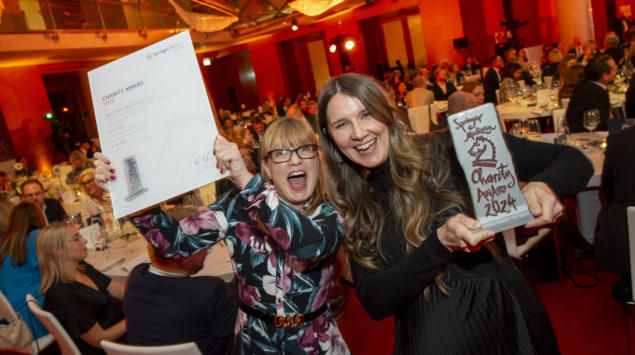 Irrsinnig Menschlich e.V. erhält den 1. Preis beim Springer Medizin Charity Award 2024: v.l.n.r. Caroline Lyle und Nora Lucaciu aus der Geschäftsführung. © Springer Medizin Verlag GmbH