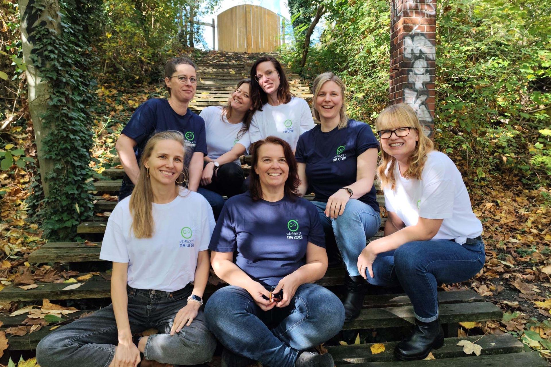 Irrsinnig Menschlich e.V.: Team mit T-Shirt »Verrückt? Na und!«