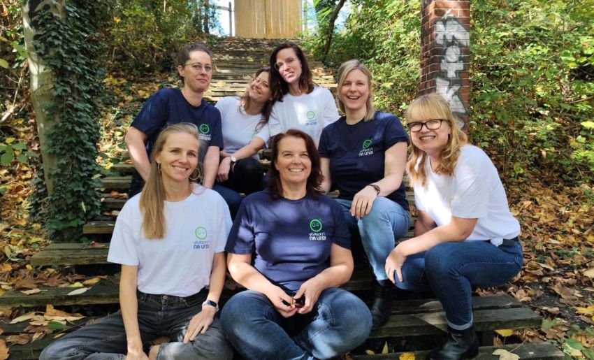 Irrsinnig Menschlich e.V.: Team mit T-Shirt »Verrückt? Na und!«